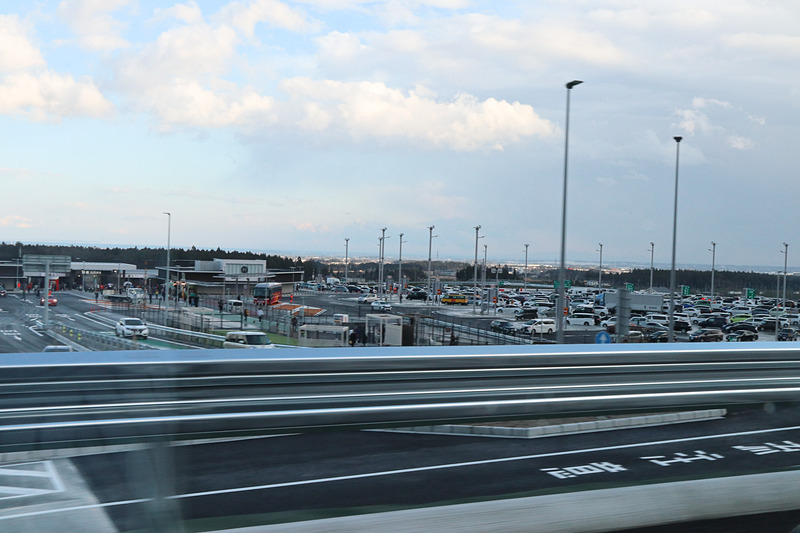 新名神開通に合わせてオープンした鈴鹿PA。スマートICを併設する上下線集約型のPAで、開通直後は早速立ち寄る車列で路肩付近が大渋滞していた