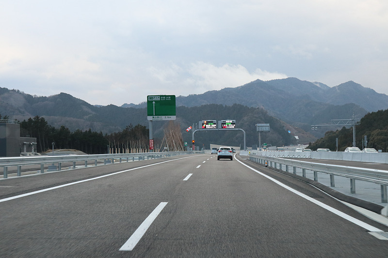 2019年3月の開通時点では4車線道路となっており、設計速度は100km/h。カーブや勾配も少なく、“関ケ原越え”をする名神ルートとは走る雰囲気が大きく異なる