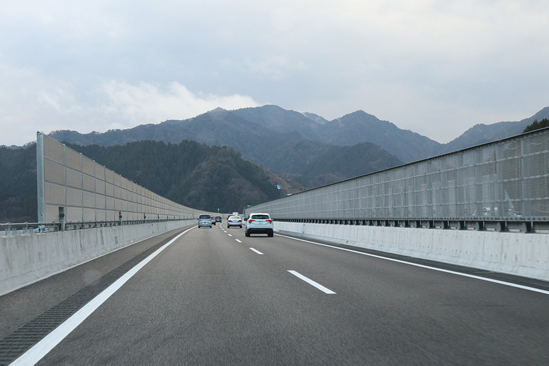 2019年3月の開通時点では4車線道路となっており、設計速度は100km/h。カーブや勾配も少なく、“関ケ原越え”をする名神ルートとは走る雰囲気が大きく異なる