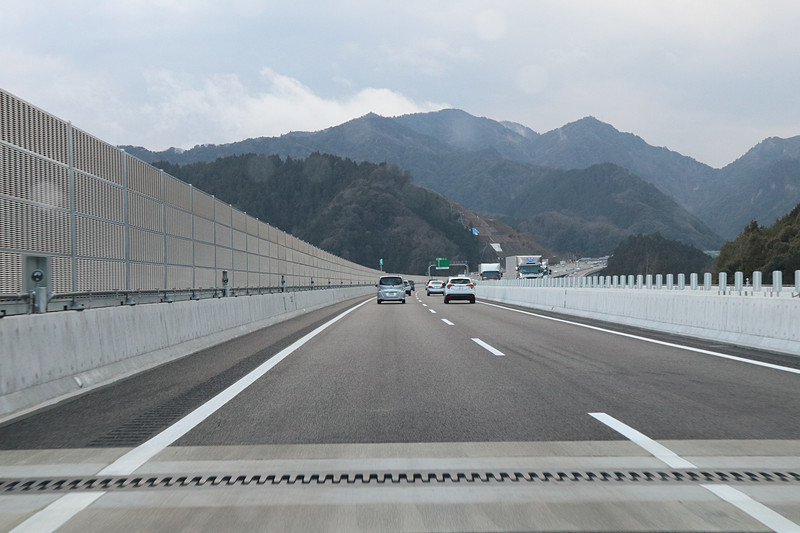 2019年3月の開通時点では4車線道路となっており、設計速度は100km/h。カーブや勾配も少なく、“関ケ原越え”をする名神ルートとは走る雰囲気が大きく異なる