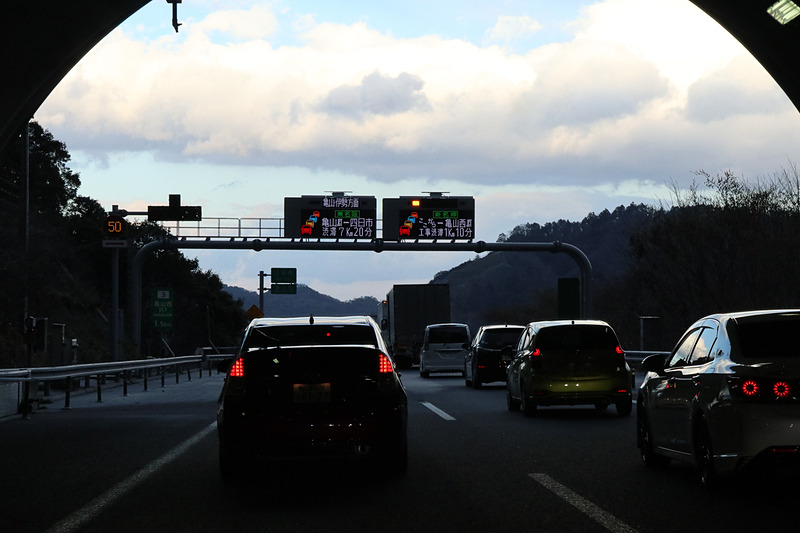 亀山西JCTの分岐は鈴鹿トンネルを出て1.5km先。進行方向に対して右側が鈴鹿・伊勢方面だが、分岐では左側に進む必要がある