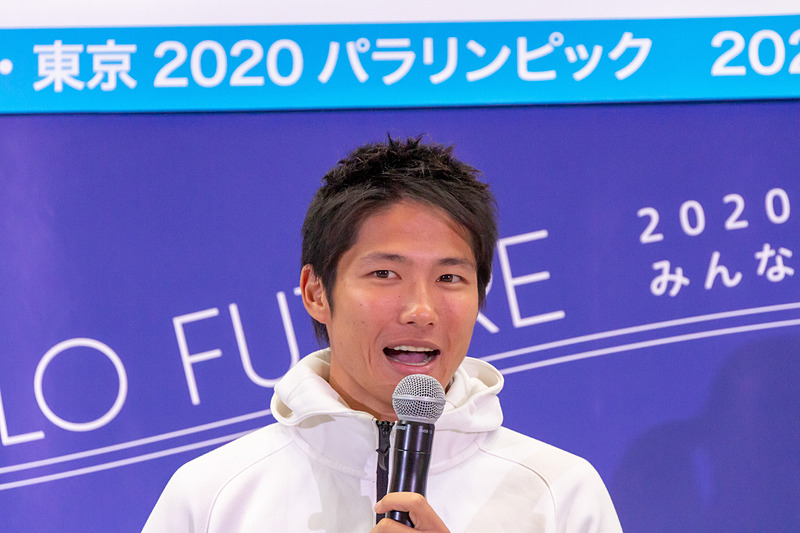 「Wi-Fiがないと生きていけない（笑）ので、最近の飛行機は最高です」と答える成田選手