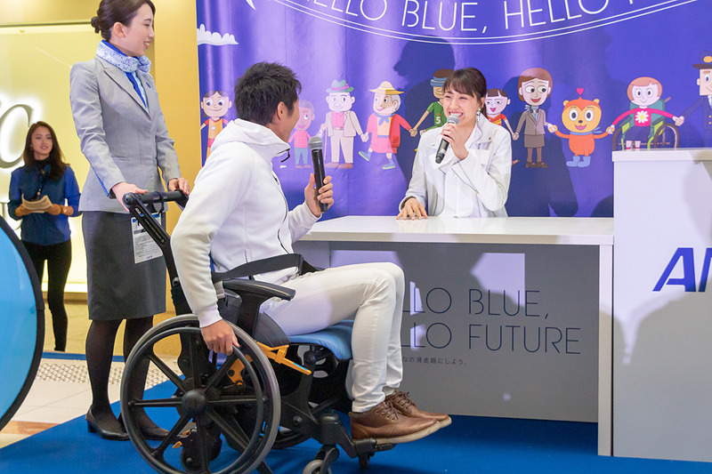 ステージでローカウンターと樹脂製の車いすを体験