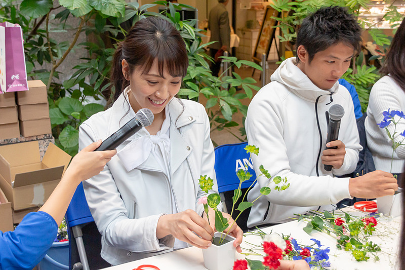 講師は池坊のイケメン若手華道男子グループである「IKENOBOYS」。ANAは同法人が主催する「Ikenobo 花の甲子園」にも協力している