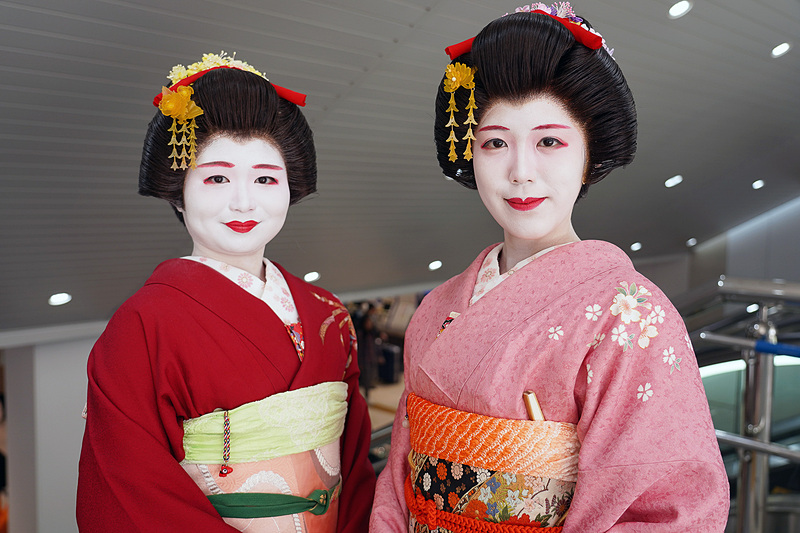 式典では「FURISODEgirls（振袖ガールズ）」の「ゆきさん」と「ひなさん」が華を添えました