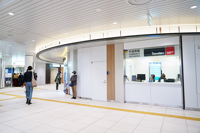 明るく広々とした雰囲気に一新された内装。上野公園の桜をモチーフとした柄を取り入れています