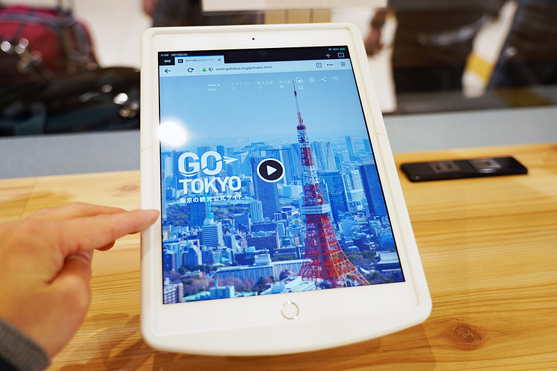 座りながら多言語対応のタブレットも使える