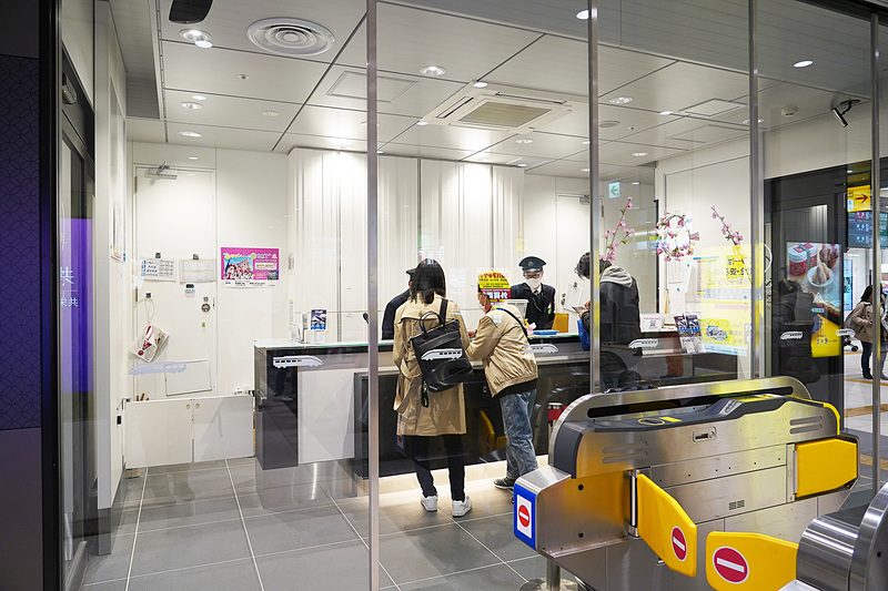 改札横には新たにウォークインタイプのお客さまカウンターを設置