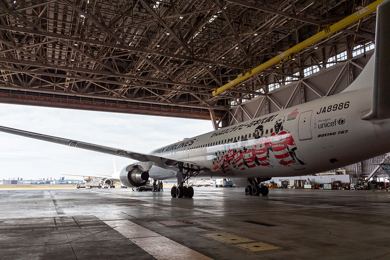 最初の目的地、函館行きのJAL587便として出発準備をする特別塗装機