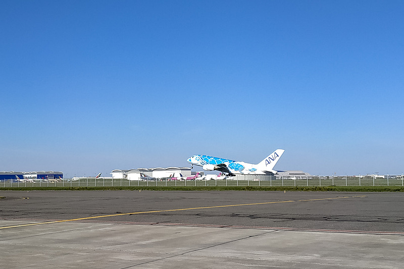 ANAがエアバス A380型機の1号機を受領。成田へ向けてフランス・トゥールーズを飛び立った