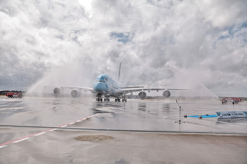 ANAのエアバス A380型機が成田空港に到着。ウォーターキャノンで出迎えられた
