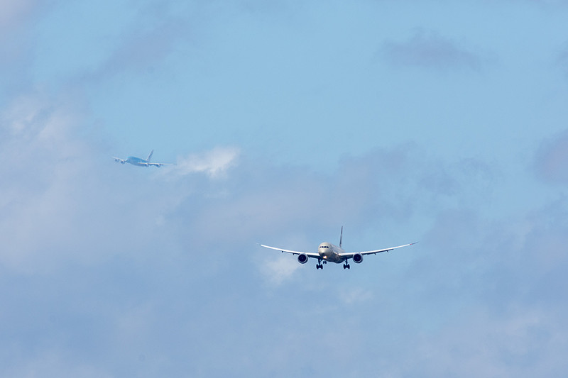 3月21日の12時51分に成田空港の16R滑走路に着陸。先行する着陸機（ボーイング 787-9型機）の後ろにいても存在感が強い