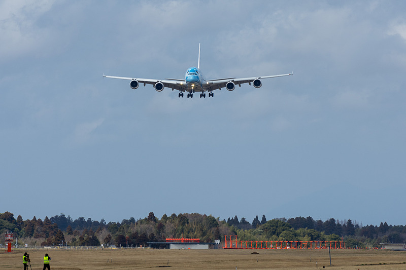 3月21日の12時51分に成田空港の16R滑走路に着陸。先行する着陸機（ボーイング 787-9型機）の後ろにいても存在感が強い