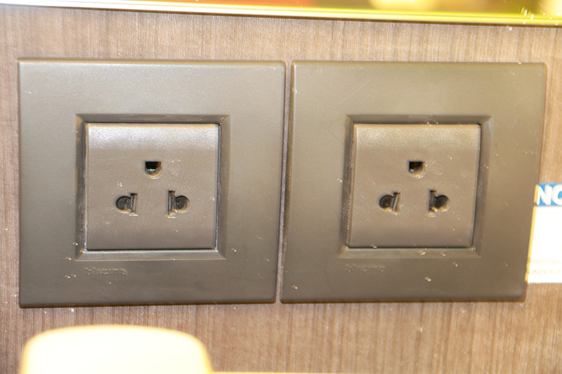 Park Inn by Radisson Clarkのスーペリアルツインの室内。無料Wi-Fiも完備、各種アメニティも揃う。浴槽はなくシャワーで、温水式洗浄便座ではない。部屋からは隣接するショッピングモールのSM City Clarkが見える