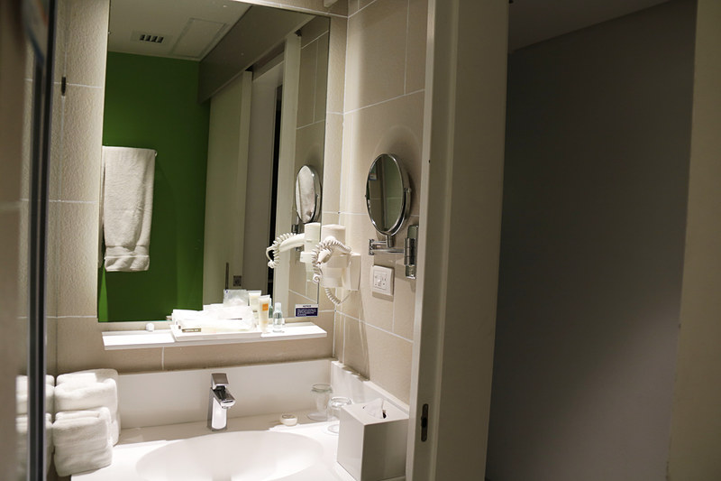 Park Inn by Radisson Clarkのスーペリアルツインの室内。無料Wi-Fiも完備、各種アメニティも揃う。浴槽はなくシャワーで、温水式洗浄便座ではない。部屋からは隣接するショッピングモールのSM City Clarkが見える