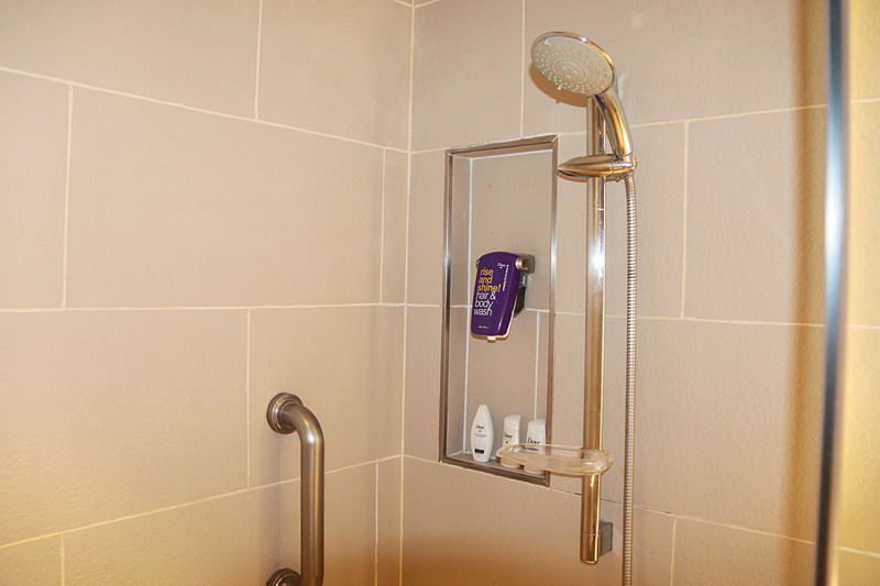 Park Inn by Radisson Clarkのスーペリアルツインの室内。無料Wi-Fiも完備、各種アメニティも揃う。浴槽はなくシャワーで、温水式洗浄便座ではない。部屋からは隣接するショッピングモールのSM City Clarkが見える