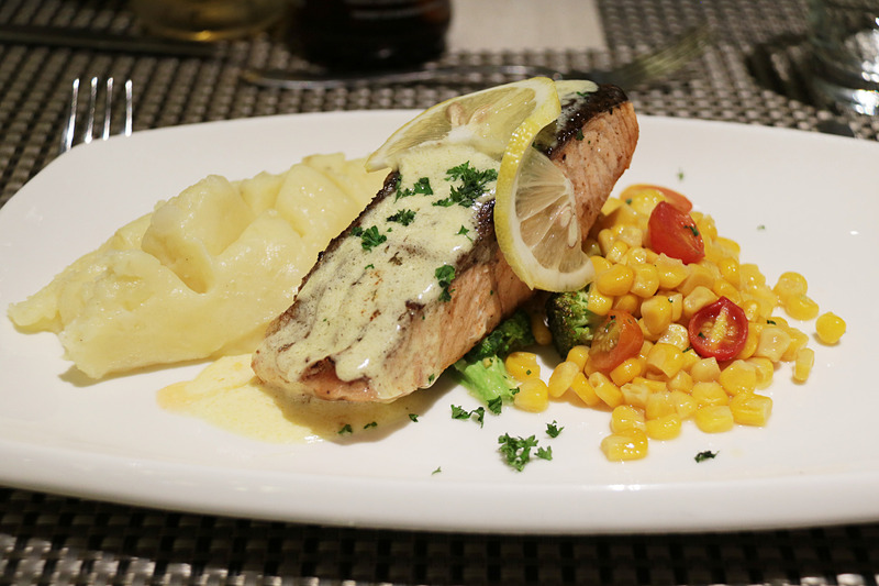 Park Inn by Radisson Clarkのレストランでいただいたサーモンのソテーは厚みがあり美味。「San Miguel」のビールは数種類あり、フィリピンのビールマーケットシェア約90％を誇る人気とのこと