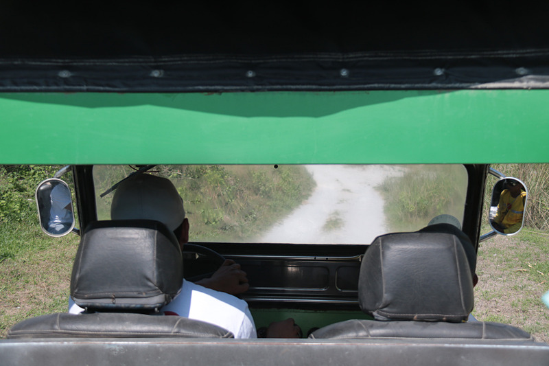 プニング温泉のステーション間はオフロード車で移動する。ステーション1と2の間は砂埃を上げて走る