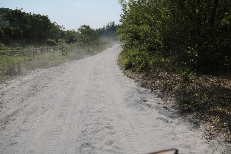 プニング温泉のステーション間はオフロード車で移動する。ステーション1と2の間は砂埃を上げて走る