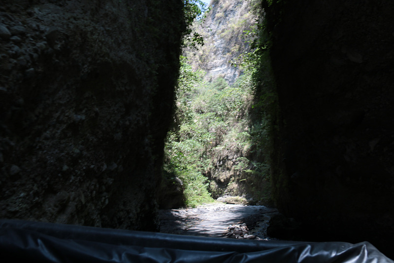 ステーション2と3の間は狭い渓谷のようなところもあれば、視界が急に広がる場所もある。何度もクルマで清流を渡るが、本当に透き通っていた