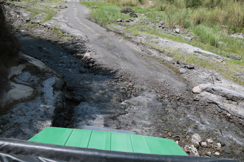 ステーション2と3の間は狭い渓谷のようなところもあれば、視界が急に広がる場所もある。何度もクルマで清流を渡るが、本当に透き通っていた