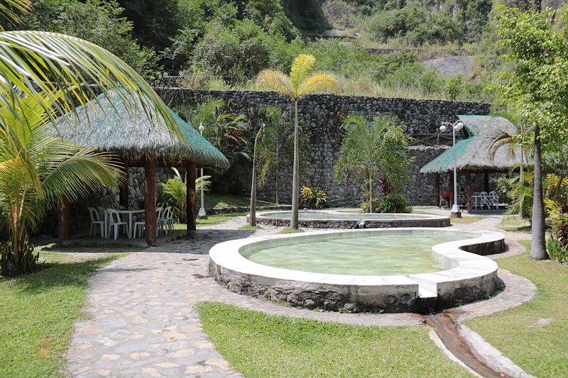 ステーション3の最も高いエリアには、高中低の3温度のプールがある。ガイドによれば、ステーション3を正面から見て左の山からは温泉、右の山からは湧冷水が出るので、それらを混ぜて温度調節をしているとのことだった