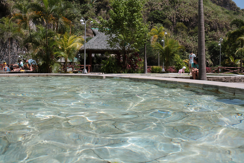 ステーション3の最も高いエリアには、高中低の3温度のプールがある。ガイドによれば、ステーション3を正面から見て左の山からは温泉、右の山からは湧冷水が出るので、それらを混ぜて温度調節をしているとのことだった