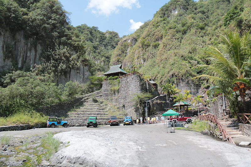 ステーション3の最も高いエリアには、高中低の3温度のプールがある。ガイドによれば、ステーション3を正面から見て左の山からは温泉、右の山からは湧冷水が出るので、それらを混ぜて温度調節をしているとのことだった