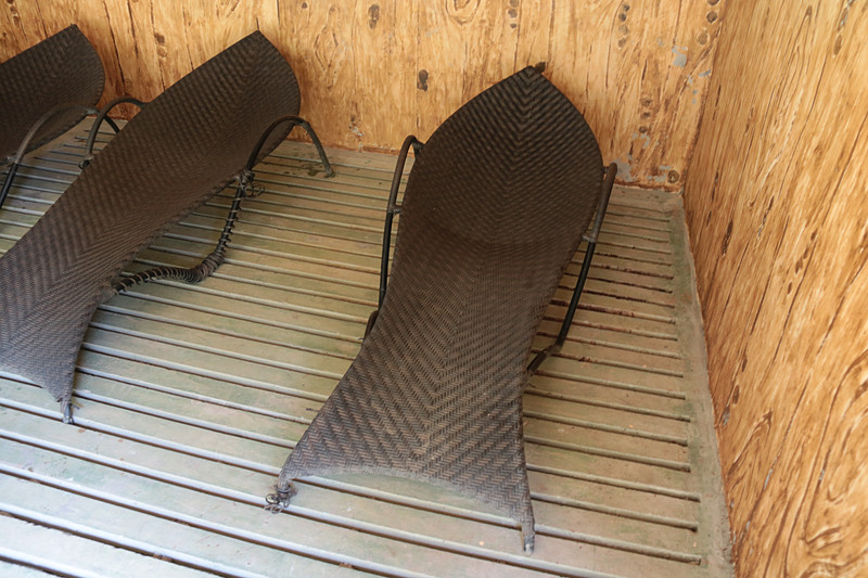 これが癒されるコテージ。簀子の下を流れる温泉を吸引しながらヒーリング。簡易ベッドに横たわると、通り過ぎる風の心地よさもあり眠ってしまいたくなる