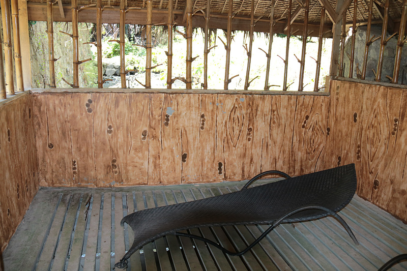 これが癒されるコテージ。簀子の下を流れる温泉を吸引しながらヒーリング。簡易ベッドに横たわると、通り過ぎる風の心地よさもあり眠ってしまいたくなる