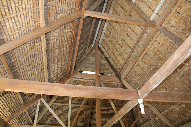 これが癒されるコテージ。簀子の下を流れる温泉を吸引しながらヒーリング。簡易ベッドに横たわると、通り過ぎる風の心地よさもあり眠ってしまいたくなる