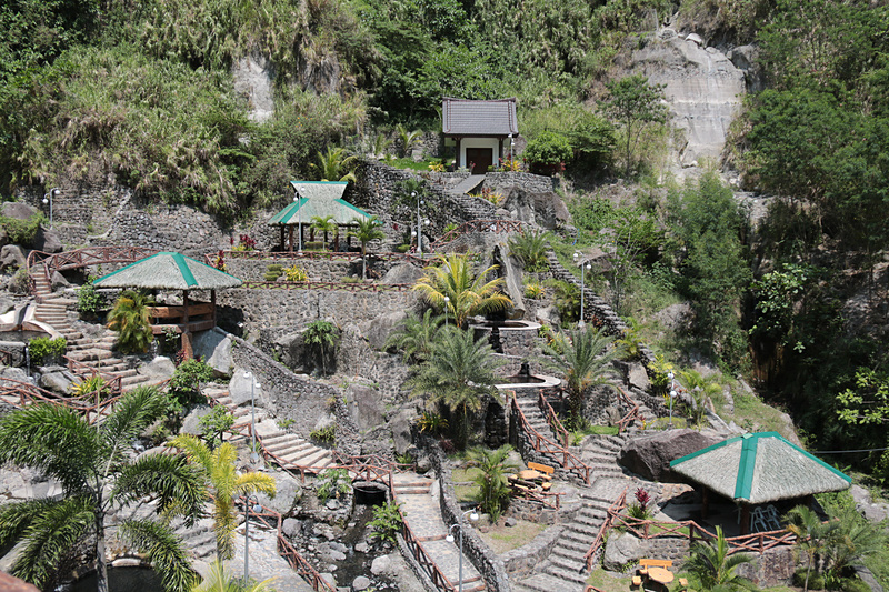 ステーション3には、大小合わせて15もの温水・冷水プールがある。筆者たちは午前中に訪問したので、半分貸し切りに近い状態で存分に楽しめた