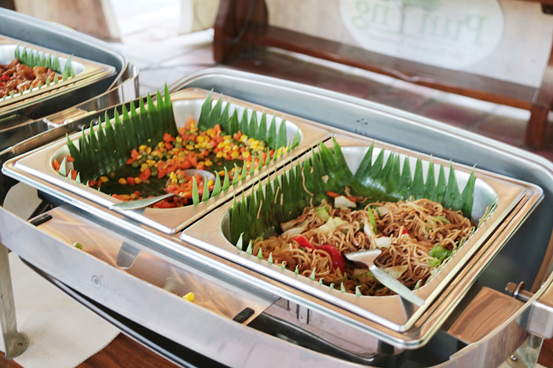 ステーション1に戻り着替えたあとに、ビュッフェ形式のランチ