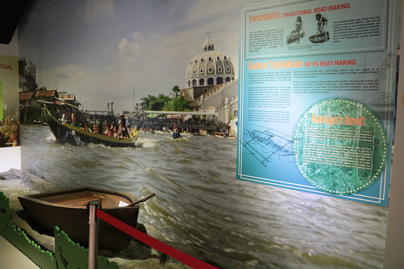 クラークミュージアム内の展示。人々の生活や事件など、時間軸で並べられた展示なので分かりやすい。つい日本人に関係ある展示に見入ってしまうが、ピナツボ火山の大噴火や特別経済区になってTexas Instrumentsなどの世界的にメジャーな企業が進出してきていることについても学べる