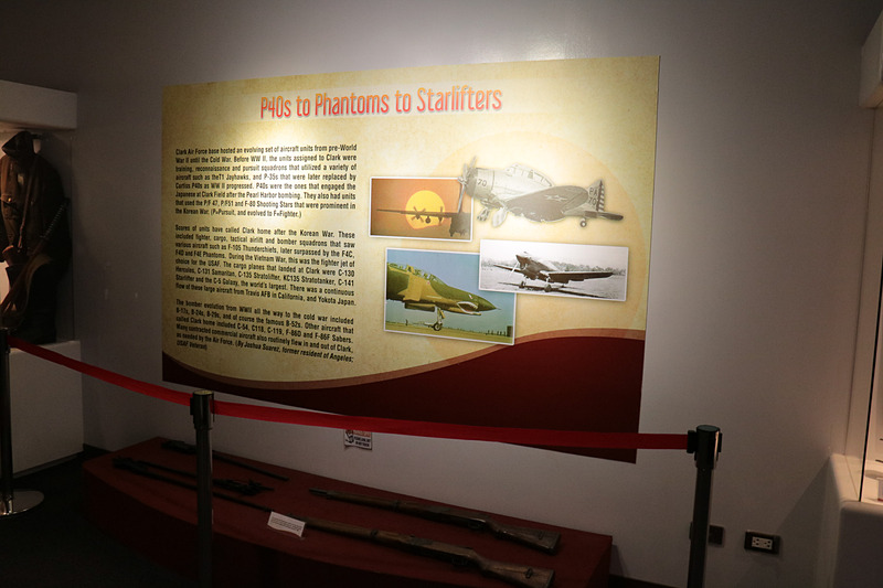 クラークミュージアム内の展示。人々の生活や事件など、時間軸で並べられた展示なので分かりやすい。つい日本人に関係ある展示に見入ってしまうが、ピナツボ火山の大噴火や特別経済区になってTexas Instrumentsなどの世界的にメジャーな企業が進出してきていることについても学べる