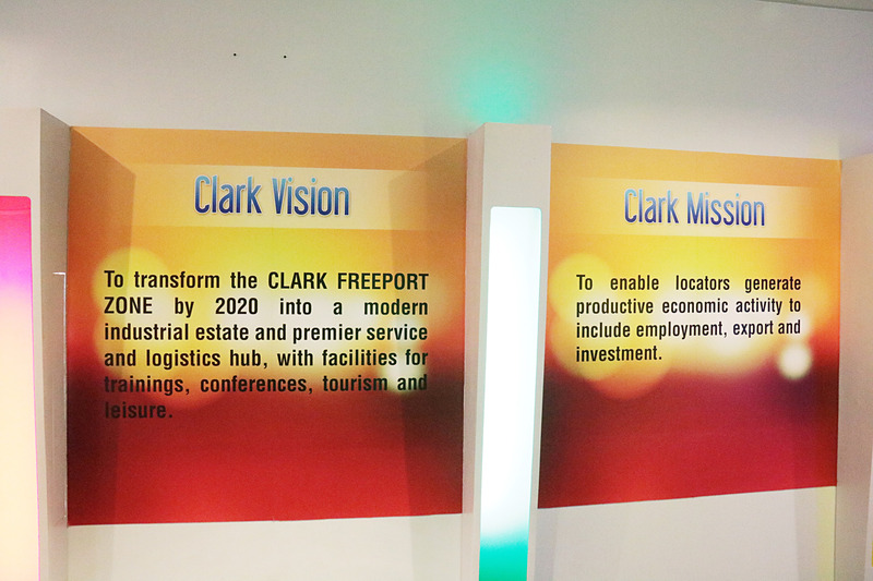 クラークミュージアム内の展示。人々の生活や事件など、時間軸で並べられた展示なので分かりやすい。つい日本人に関係ある展示に見入ってしまうが、ピナツボ火山の大噴火や特別経済区になってTexas Instrumentsなどの世界的にメジャーな企業が進出してきていることについても学べる