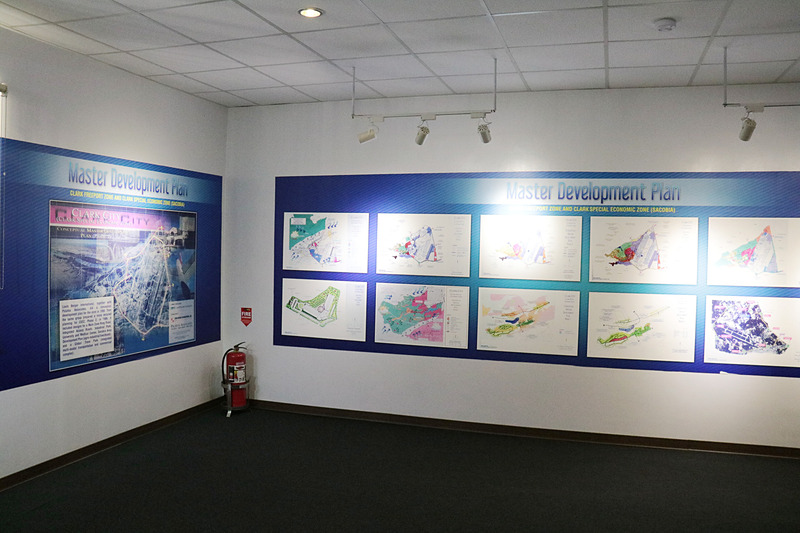 クラークミュージアム内の展示。人々の生活や事件など、時間軸で並べられた展示なので分かりやすい。つい日本人に関係ある展示に見入ってしまうが、ピナツボ火山の大噴火や特別経済区になってTexas Instrumentsなどの世界的にメジャーな企業が進出してきていることについても学べる