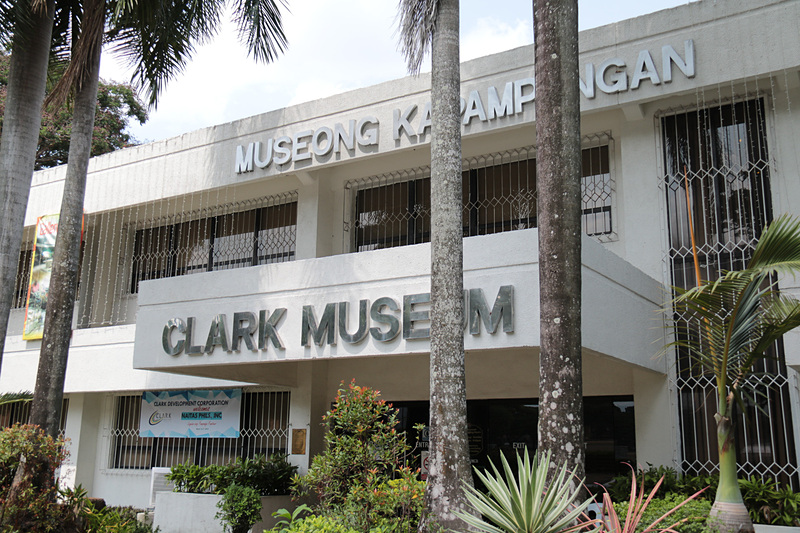 クラークミュージアム内の展示。人々の生活や事件など、時間軸で並べられた展示なので分かりやすい。つい日本人に関係ある展示に見入ってしまうが、ピナツボ火山の大噴火や特別経済区になってTexas Instrumentsなどの世界的にメジャーな企業が進出してきていることについても学べる