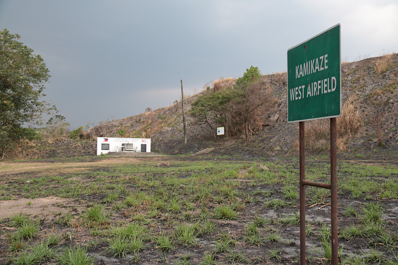 「Kamikaze East Airfield」の慰霊碑は日本人向けの観光スポットになっているが、クラークの中心地からは「Kamikaze West Airfield」の方が近い。公共交通機関はないのでタクシーに乗る必要があり、アメリカ空軍基地のなかにあるので事前許可も必要