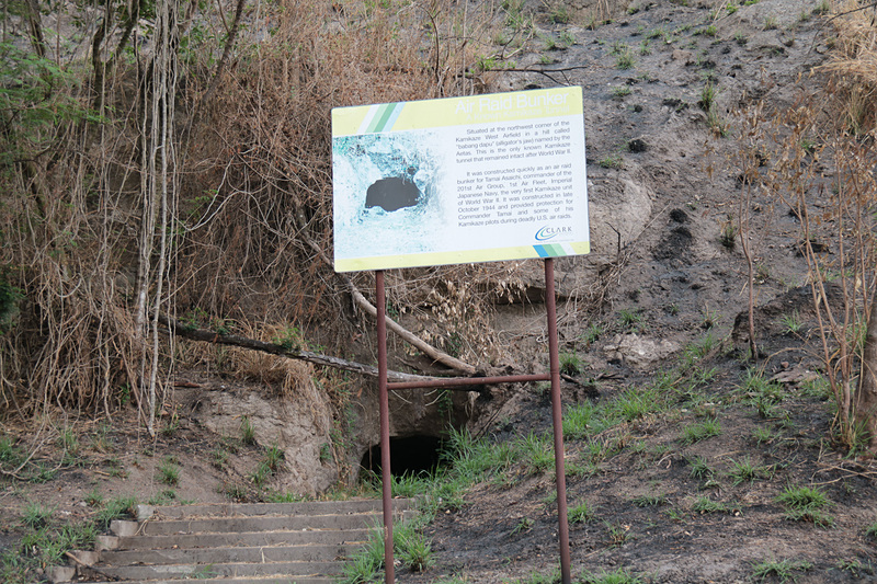 「Kamikaze East Airfield」の慰霊碑は日本人向けの観光スポットになっているが、クラークの中心地からは「Kamikaze West Airfield」の方が近い。公共交通機関はないのでタクシーに乗る必要があり、アメリカ空軍基地のなかにあるので事前許可も必要