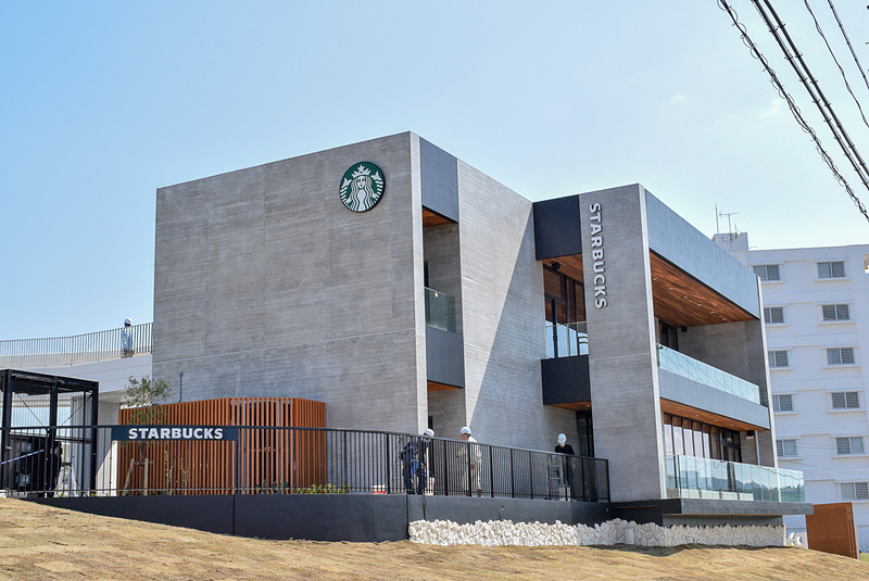 3月22日にオープンした「スターバックス コーヒー 沖縄本部町店」。グレーのコンクリート壁は、木目の型で成型してあり温かみを演出している