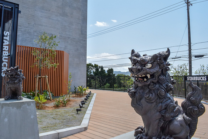 「スターバックス コーヒー 沖縄本部町店」の入口には守り神のシーサーが鎮座。このように黒い色調で光沢のあるものは珍しいそう