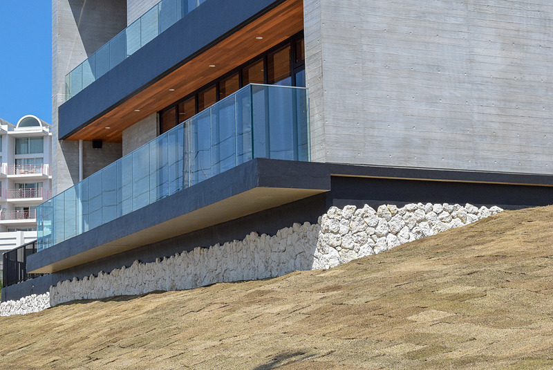 建物の基礎部分には琉球石灰岩の石垣が