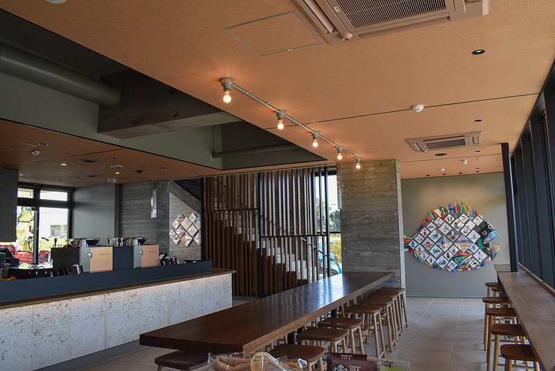 左が注文カウンター、中央が琉球松の長テーブル席、右は窓に接したカウンター席