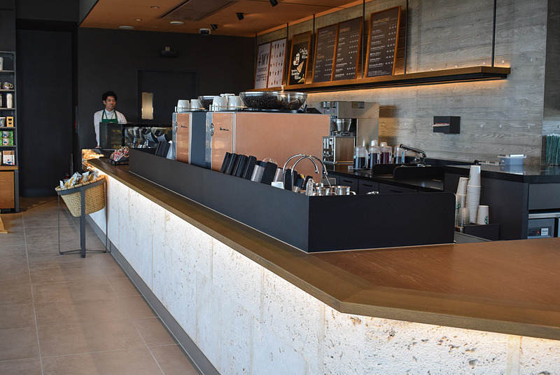 注文カウンターの下部にも琉球石灰岩を使用。パターンの違う3種類をランダムにあしらっている