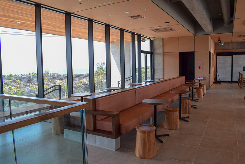 2階は中央に長いソファ席があり、木製のテーブルと椅子を並べている