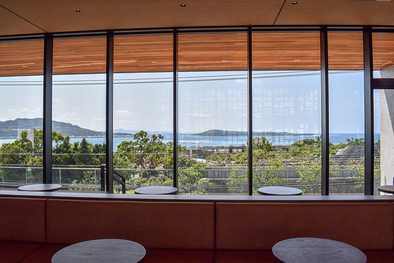 全面ガラス張りの窓から海を一望