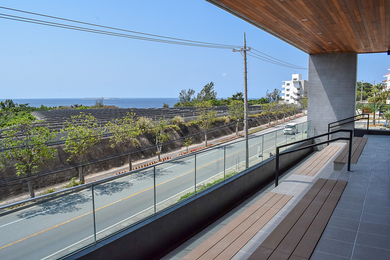 テラス席は階段状になっている