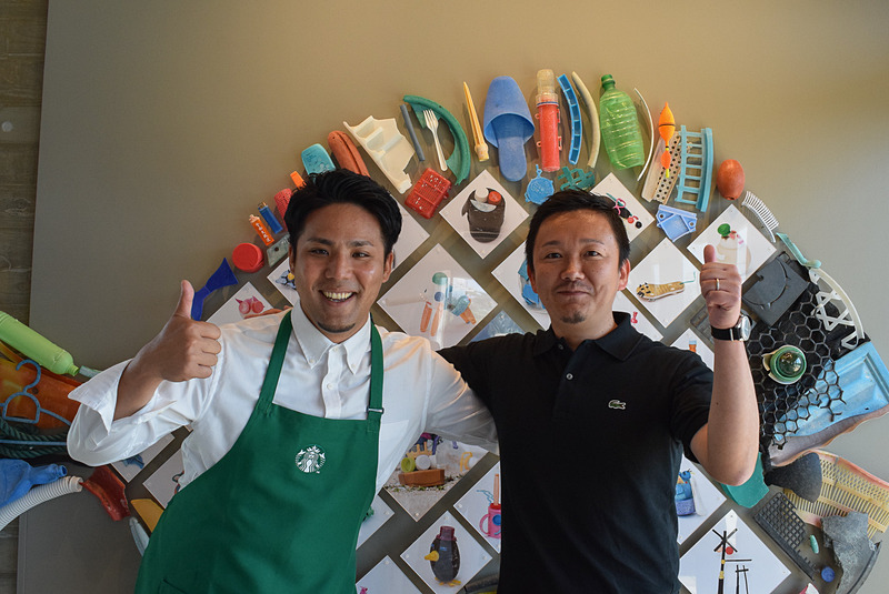 スターバックス コーヒー ジャパン株式会社 デザイナーの中川拓真氏（右）と店長の金城貴大氏（左）