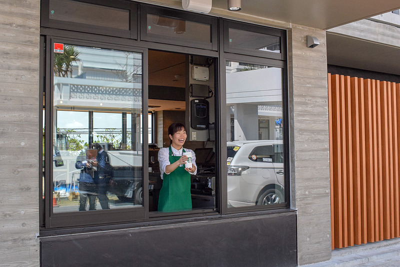 ドライブスルーの受け渡し口